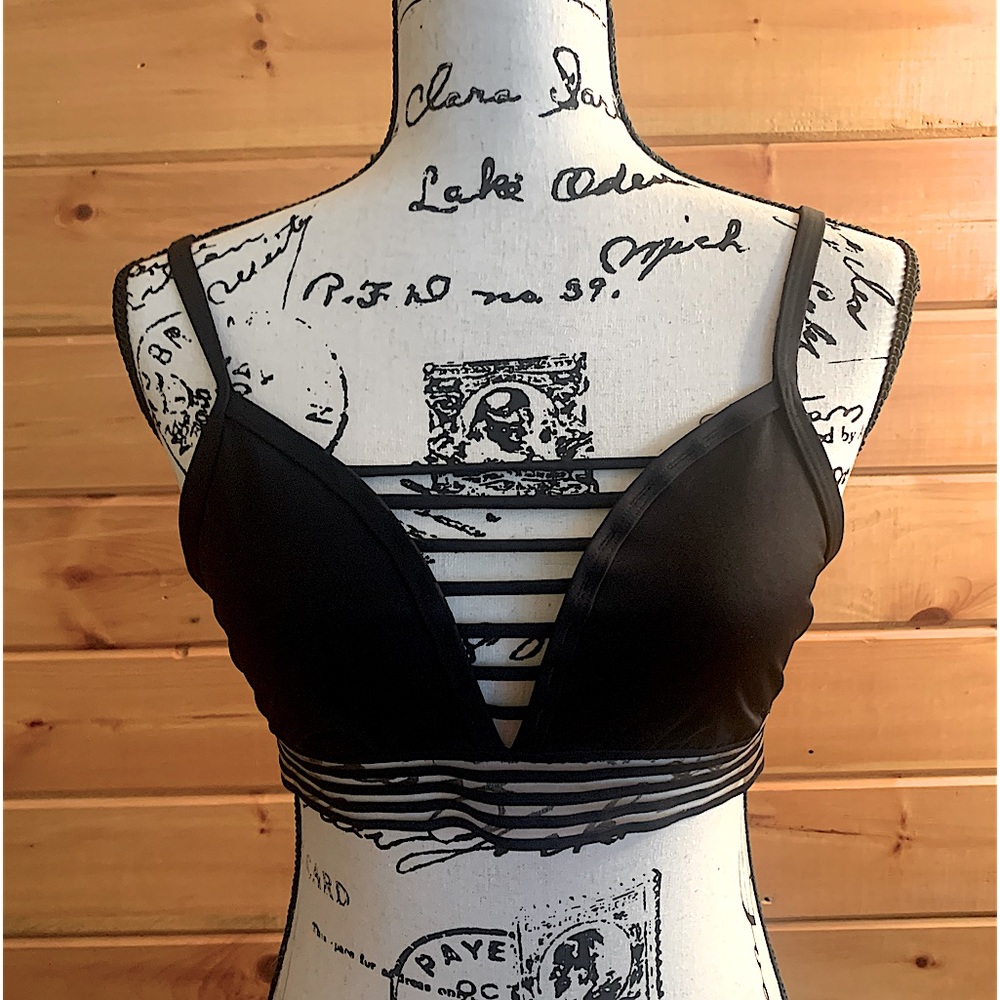 PINK Ultimate Bra. Size Lrg. Color Black.